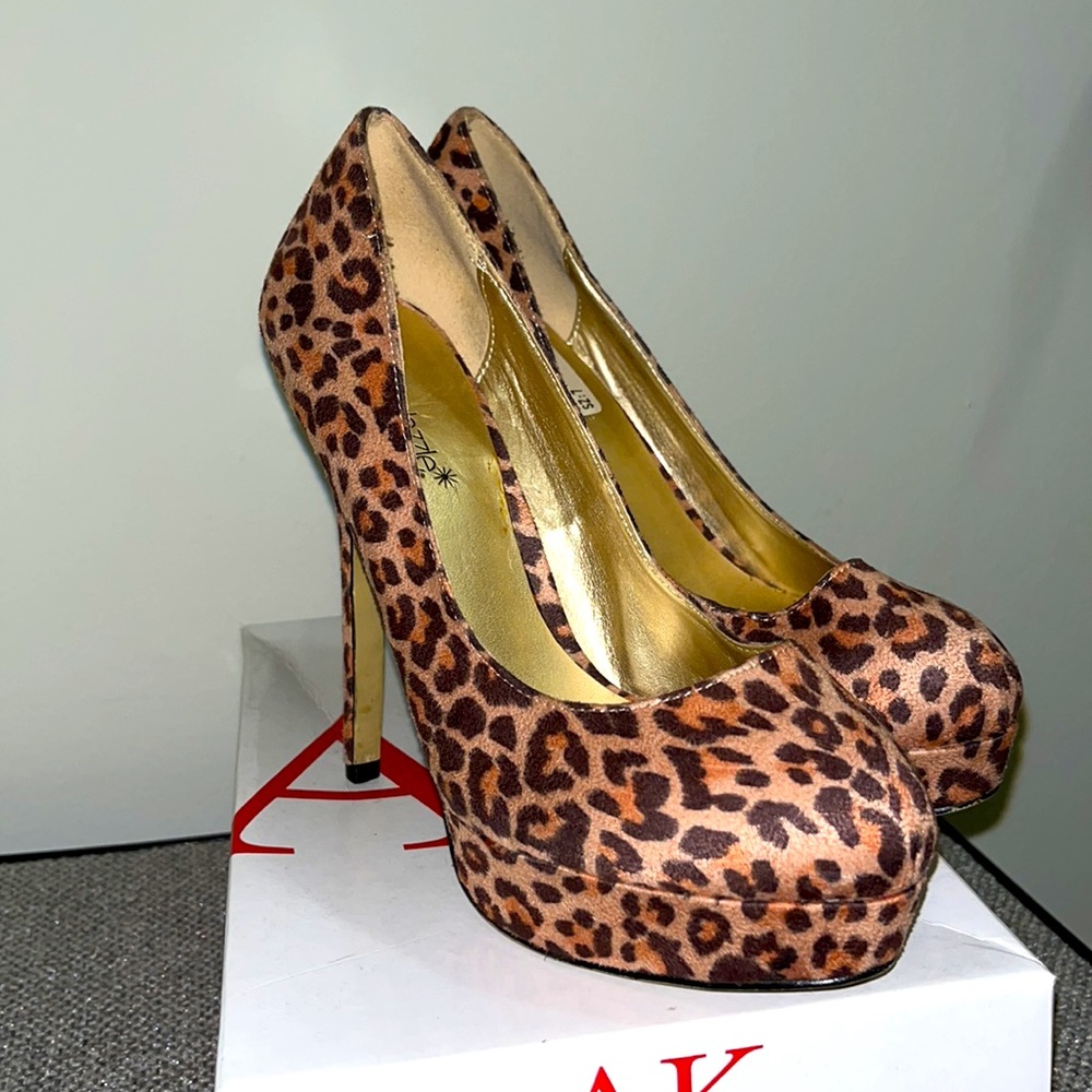 Shoedazzle Cheetah print stilettos 👠
